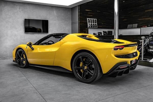 Ferrari 296 GTS Lift, Alcantara, AFS, Two-tone