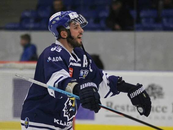Vítězslav Bílek zdraví fanklub // Rytíři Kladno – HC Slovan Ústí nad Labem 6:2 , WSM liga LH, 11.11. 2015