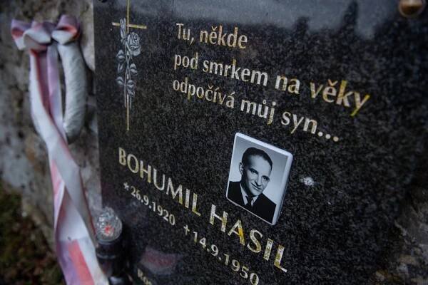 Nechutný vandalismus: Na památní desku bratra Krále Šumavy nasprejovali: „Vrahu!" a poničili i pomník