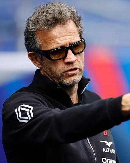France coach challenges back-up flyhalves to take their chance