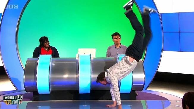 Jason Watkins se prochází po rukou - Would I Lie to You? - Videacesky.cz