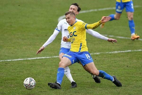 Utkání 21. kola první fotbalové ligy: FC Baník Ostrava – FK Teplice, 27 února 2021 v Ostravě. (zleva) Daniel Tetour z Ostravy a Robert Jukl z Teplic.