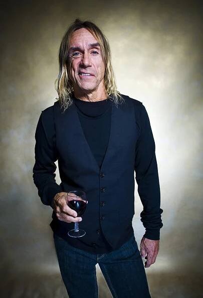 Iggy Pop oslavil rok 2021 nahotou: Na pláži odhalil svou mužnou chloubu!