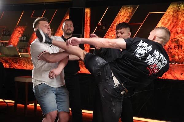 Veselý dostal kopačku od Mawara do hlavy. Before the Clash navštívil i psychopat Bejr
