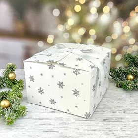 Krabička vánoční hranatá 165x165x110 mm - bílá s vločkami a stuhou – Svatbadekor: svatební dekorace, svatební výzdoba, doplňky na oslavy