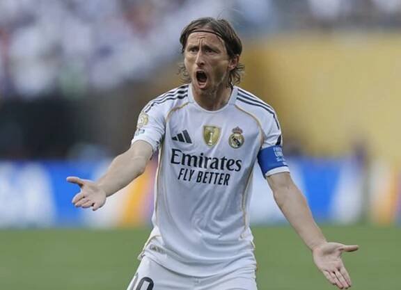 Luka Modrič při svém posledním zápase za Real Madrid Fotbalisté Paris St. Germain porazili Real Madrid, který prohrál v semifinále MS klubů s PSG 4:0 (9. července 2025)