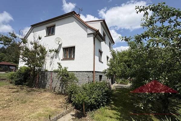 Sušice - Na Štebetce; troj-generační rodinný dům (2x 3+1 a 1+1) s garážemi a zahradou 573 m2