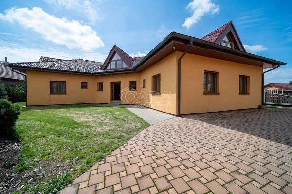 Prodej velkého domu pro bydlení i podnikání, Milín - Konětopy – QARA