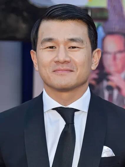 Ronny Chieng přijíždí do Los Angeles Premiere of Netflix 's' Unfrosted 'se konalo v Egyptském divadle Hollywood 30. dubna 2024 v Hollywoodu, Los Angeles, Kalifornie, Spojené státy. — Stock obrázek