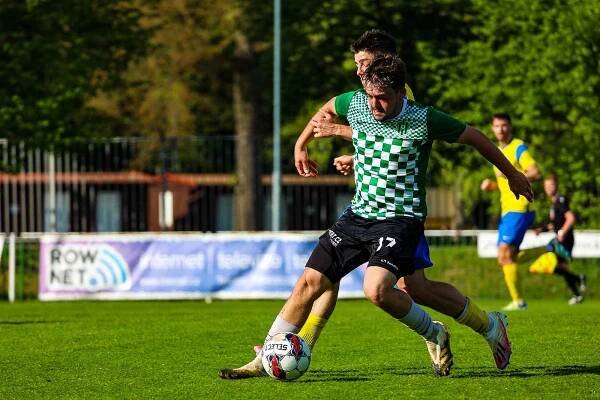 FORTUNA divize A, 25. kolo: FC Rokycany - SK SENCO Doubravka (na snímku fotbalisté ve žlutých dresech) 0:1.