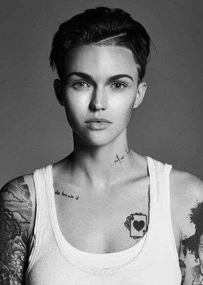 Back in summer 2015, when you thought you were straight but then Ruby Rose came around and confused the hell outta you.. Agyness Deyn Buzzcut, Androgynous Mohawk, Kristen Stewart Shaved Head, Cara Delevingne Platinum Hair, Cara Delevingne Shaved Head, Celebrity Short Hair, Agyness Deyn, Punk Chic, Rose Photos