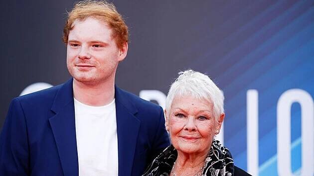 Judi Denchová a její vnuk Sam Williams (Londýn, 12. října 2021)
