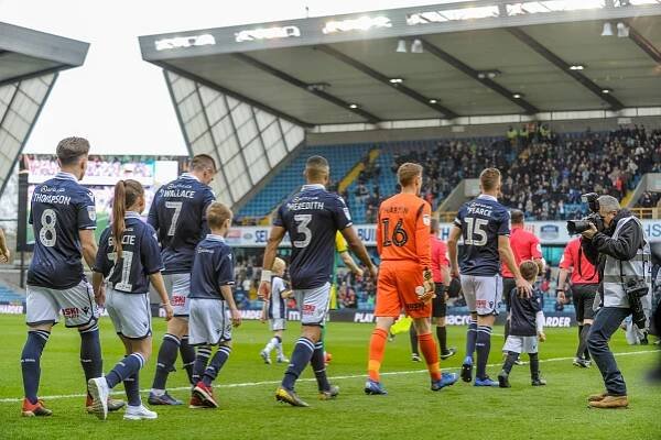 Millwall FC Einlaufen der Mannschaften im The New Den