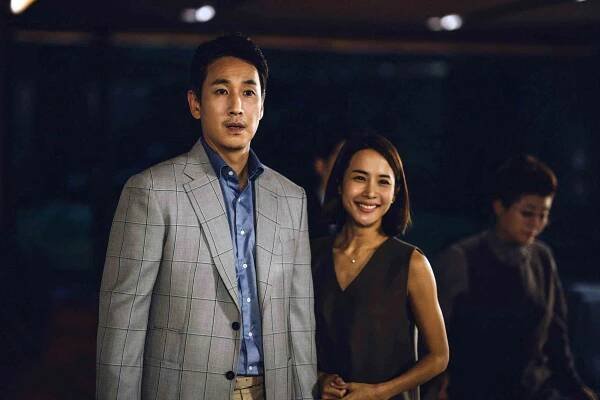 PARASITE, (aka GISAENGCHUNG), from left: LEE Sun-kyun, JO Yeo-jeong, LEE Jeong-eun, 2019