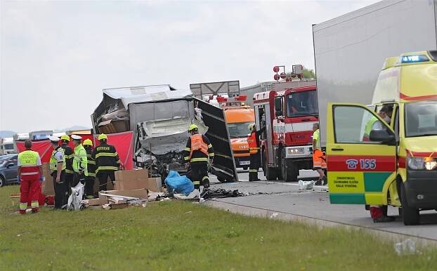 Při nehodě na D1 na Vysočině zemřeli dva lidé, tvořily se dlouhé kolony