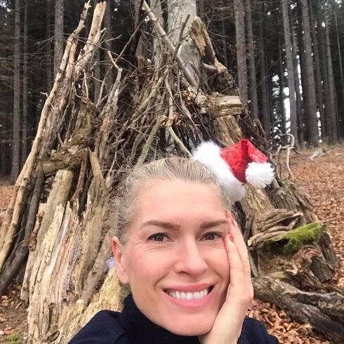 FOTO: Olga Menzelová si postavila v lese teepee. – stránka 127