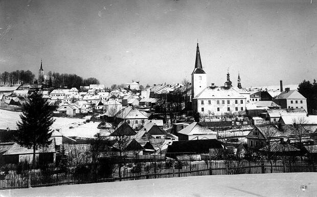 Potštát, panorama města od jihojihozápadu; vlevo hřbitovní kostel Nanebevzetí Panny Marie, vpravo farní kostel sv. Bartoloměje; 20.–30. léta 20. století (sbírka Pavla Fiedlera).