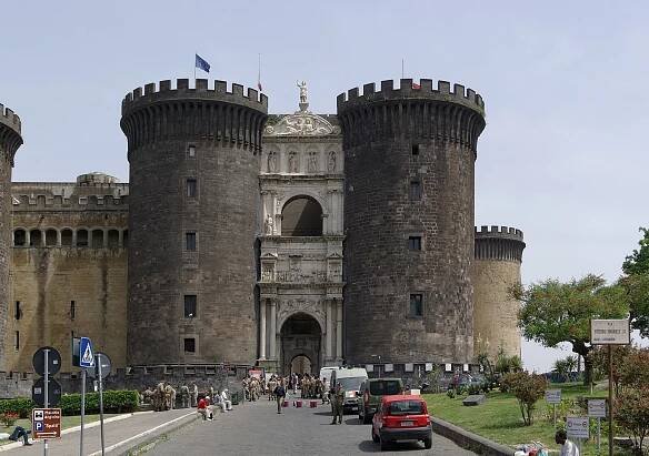 Soubor:Napoli Castel Nuovo Maschio Angioino, a seat of medieval kings of Naples and Aragon 2013-05-16 14-05-42.jpg