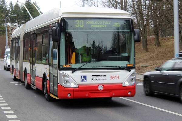 Trolejbus Škoda 25Tr v Brně.