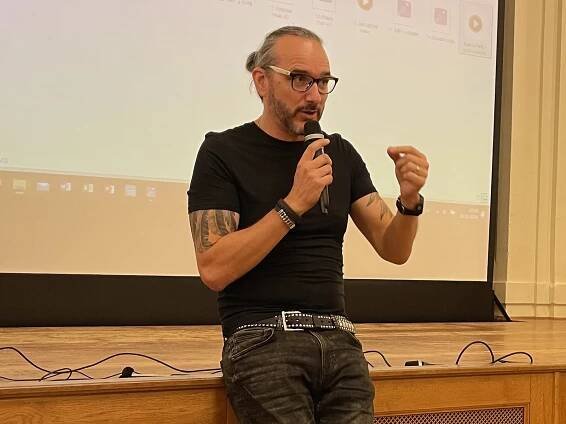 Jakub Szántó hovořil v Benešově o Abrahámovi i o surfařích v Gaze