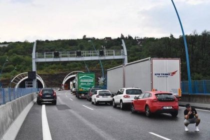 Zavřený Komořanský a Lochkovský tunel: Ve směru na letiště havarovaly dva kamiony