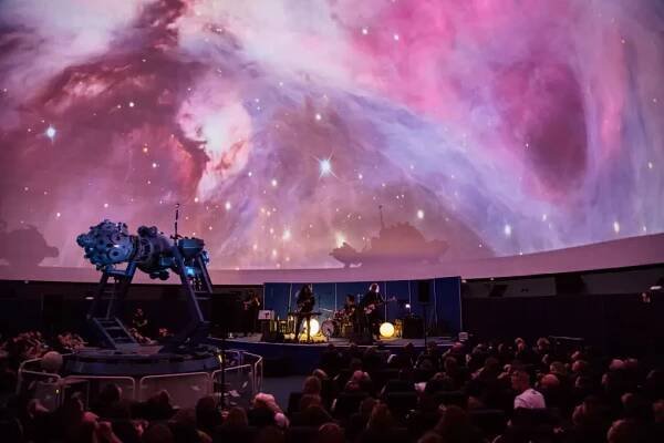 Madhouse Express v Planetáriu, vesmírné projekce i přednáška z astronomie
