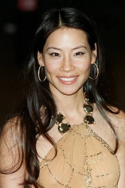 Hádali byste jí její věk? Přes 20 let staré fotografie dokazují, že se Lucy Liu téměř nezměnila