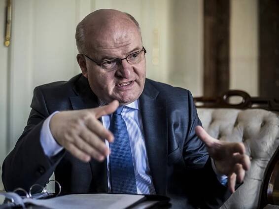 Výpověď ministra Hermana z ÚSTR je neplatná, potvrdil soud