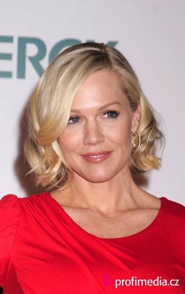 Jennie Garth - celebrity účes - HappyHair