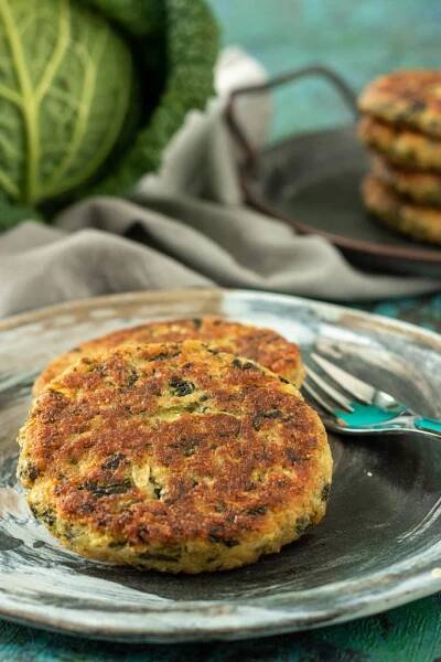 Rezept für leckere Wirsing-Rösti. Diese sind vegetarisch und eignen sich perfekt als Beilage für ein Menü.