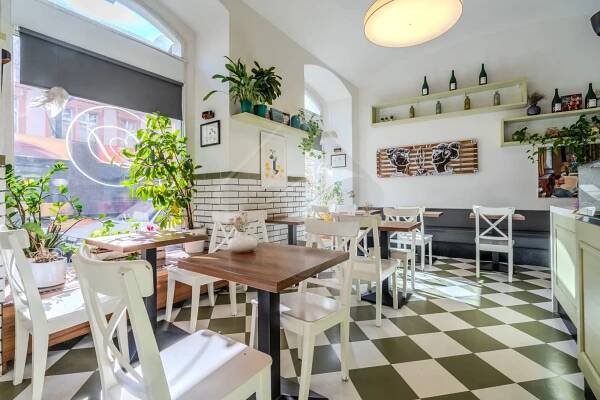 Nabízíme přenechání pronájmu zavedené kavárny/bistra, Praha 8 - Karlín | Duna House - Realitní kancelář