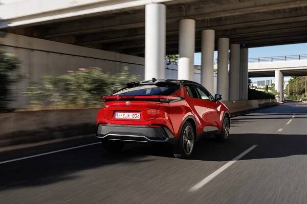 Řídili jsme auto, které vypadá jako koncept. U Toyoty C-HR je jedno, jaký motor si vyberete. A vždycky dostanete slevu