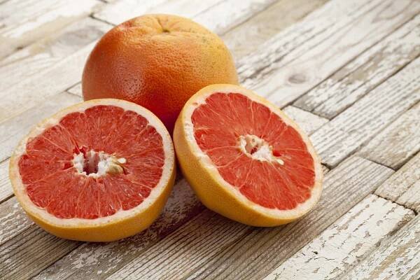 Grapefruit je zdravý a chutný, ale ovlivňuje účinnost některých léčiv
