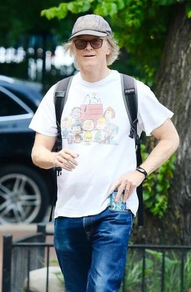 Eric Stoltz wearing a Peanuts t-shirt and cap.