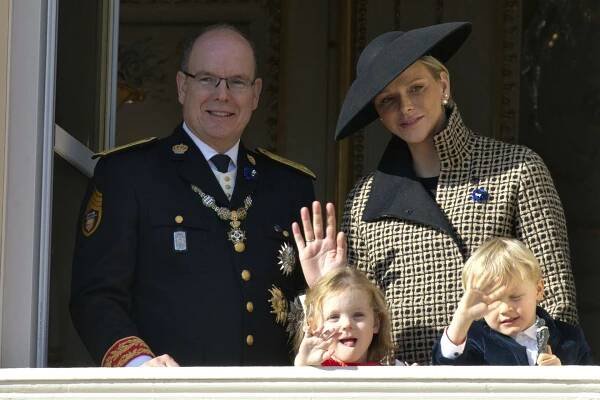 Princ Albert se v roce 2011 oženil s bývalou profesionální plavkyní Charlene.