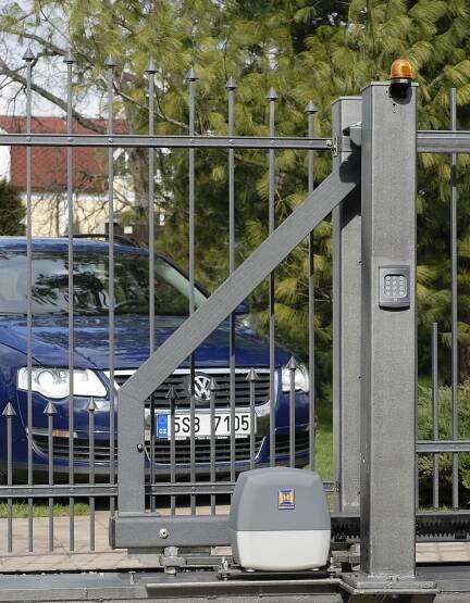 Brána a plot – vizitka našeho domu | Pěkné Bydlení 