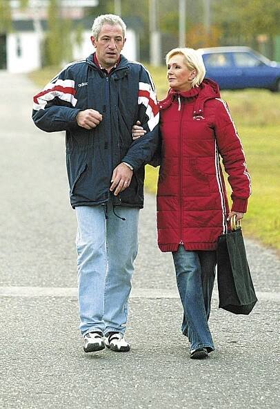 2003: Při cestě z nákupu v Řitce, kde manželé bydlí.