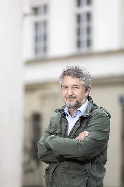 Více vymáhat opatření a lokálně testovat ve školách i firmách, doporučuje MeSES