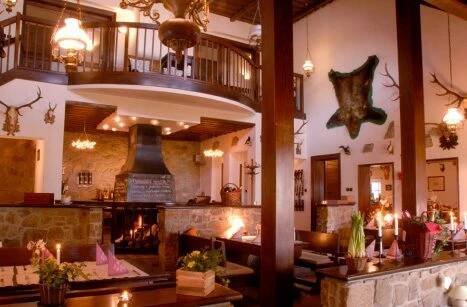 Restaurace s otevřeným ohništěm a stylové ubytování v penzionu - Koliba U černého medvěda