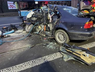 Smrtelná nehoda v Ostravě, auto se střetlo s tramvají, spolujezdec těžce zraněn