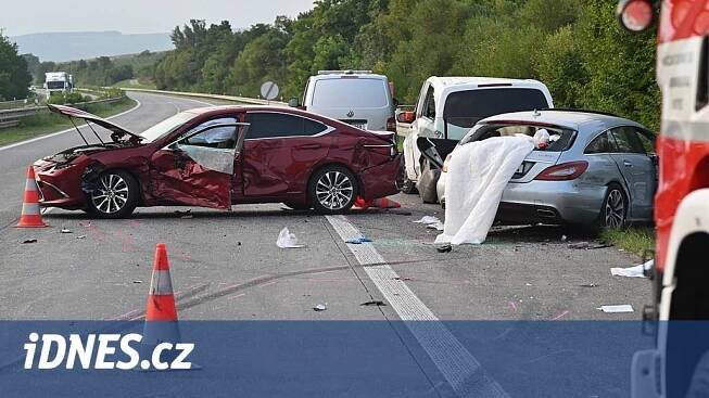 Na D5 u Prahy v zúženém úseku havarovalo osm aut. Provoz obnovili po 18. hodině - iDNES.cz