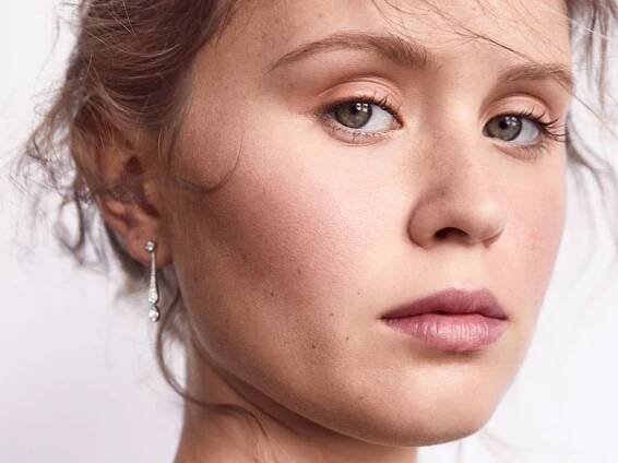 Sharp Objects Star Eliza Scanlen Holds Her Own Opposite Her Childhood Idol