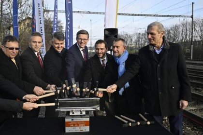 Slavnostní zahájení modernizace železniční tratě mezi Mstěticemi a Čelákovicemi, 25. listopadu 2022.
