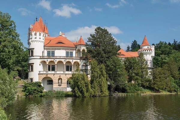 FOTOGALERIE: Výprodej zámků v Čechách. Ceny honosných sídel padají