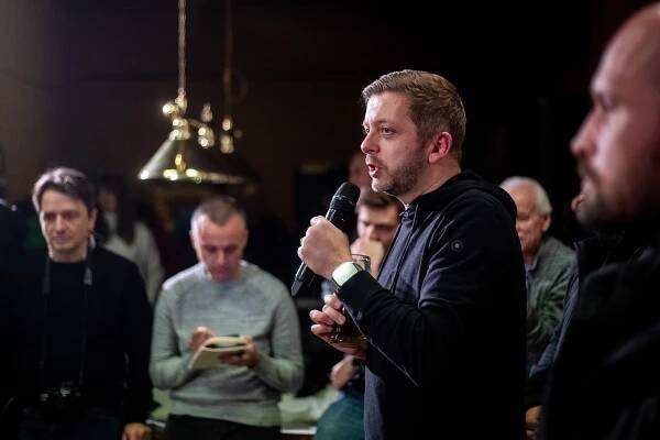 VIDEO: Nadávky, tykání, pískot. Ministr Rakušan zažil v Karviné ostrou debatu