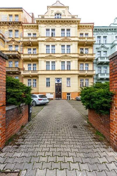 Útulný 1+kk, 44m2 v posledním patře stylového domu na Vinohradech s výtahem