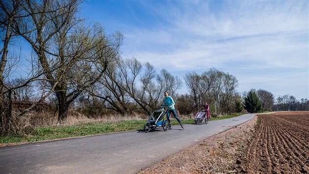 Asfaltku od Hradce Králové do Vysoké využívají už tisíce bruslařů i cyklistů (3. dubna 2019)