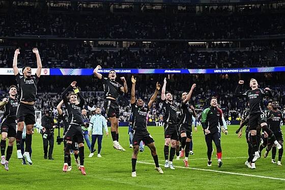 Hráči Arsenalu slaví postup do semifinále Ligy mistrů na hřišti Realu Madrid.