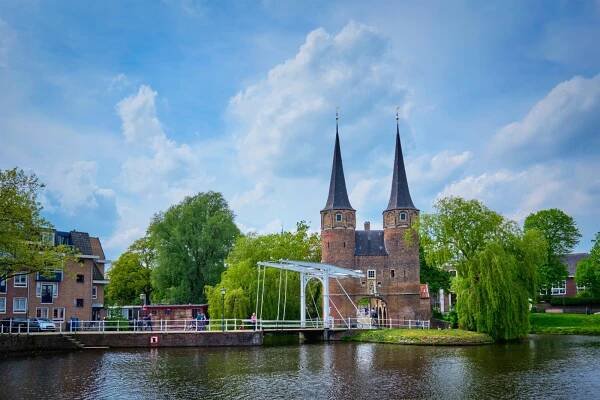 východní brána oostportu v delftu. delft, nizozemsko - delft - stock snímky, obrázky a fotky