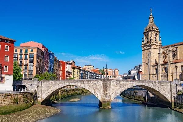 město bilbao nervion řeka v san anton kostel a most biskajského baskicka, španělsko - bilbao - stock snímky, obrázky a fotky